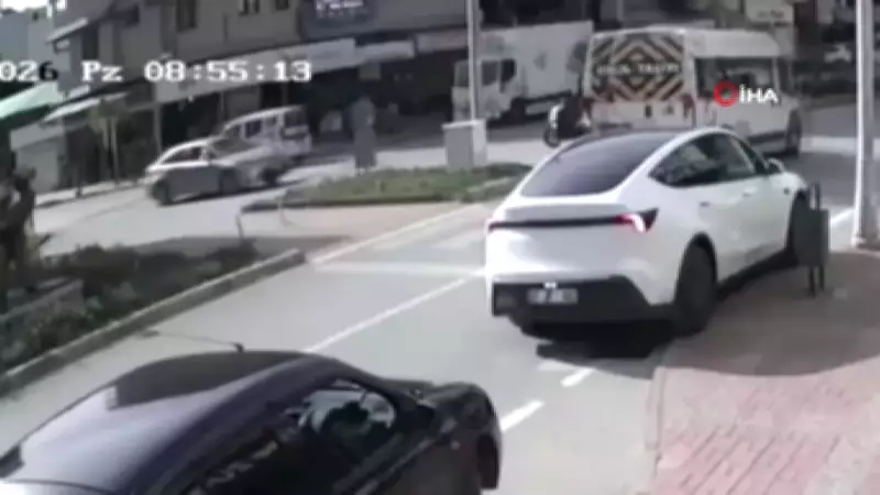 Antalya'da İnşaat Demirleri Otomobile Ok Gibi Saplandı: İki Kişi Hafif Yaralı