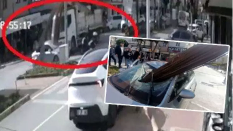 Antalya'da İnşaat Demirleri Otomobilin Ön Camına Ok Gibi Saplandı! İki Kişi Hafif Yaralı