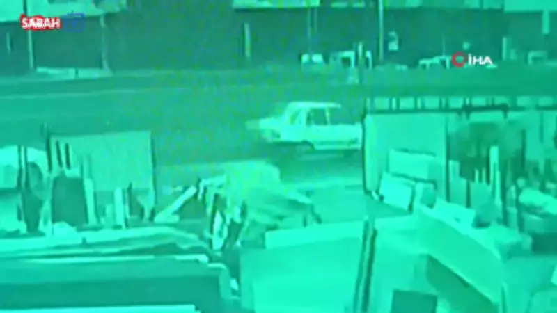 Antalya'da Şok Eden Kaza: Ters Yöne Dönen Otomobile Tur Minibüsü Çarptı, Yolcu Camdan Düştü!