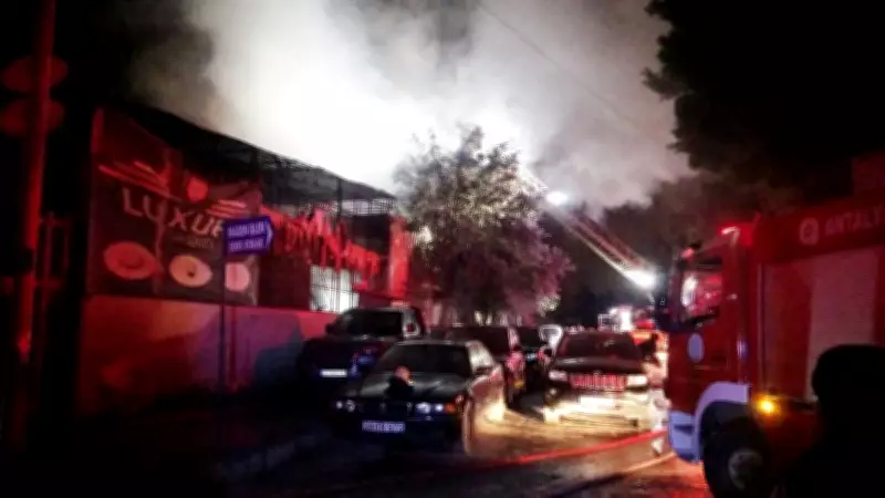 Antalya'da oto tamir atölyesinde yangın: 5 araç kullanılamaz hale geldi