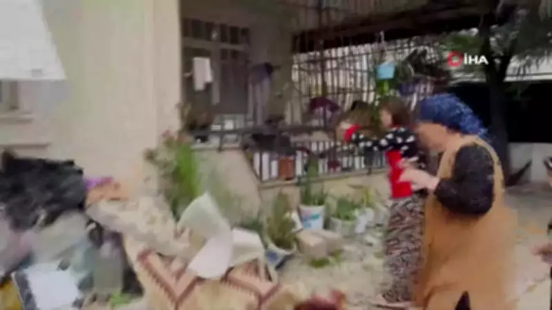 Antalya'da çöp ev kabusu: Fare ve hamam böcekleri apartmanı sardı