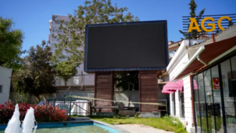 Antalya'da Parktaki Dev LED Ekranın Ayağında Kimliği Belirsiz Ceset Bulundu