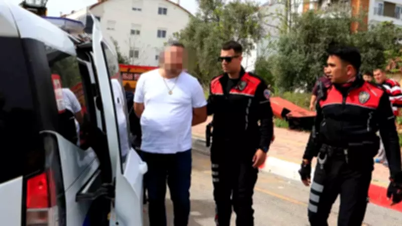 Antalya'da Polis Kovalamacası: Saat ve Telefon Dolu Poşetler Yola Atıldı