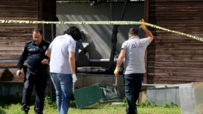 Antalya'da Reklam Panosundan Gelen Kötü Koku, Bir Aylık Cansız Bedeni Ortaya Çıkardı