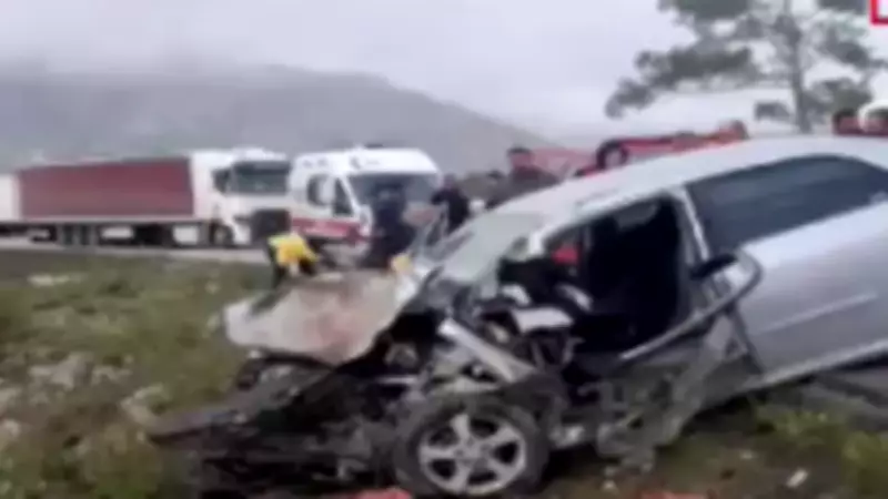 Antalya'da TIR ile Otomobil Çarpıştı: 2 Kişi Yaralandı