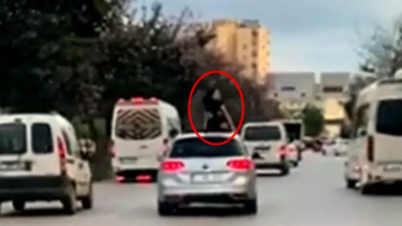 Antalya'da Trafikte Tehlikeli Dans: Seyir Halindeki Araç Üzerinde Gösteri Yaptı