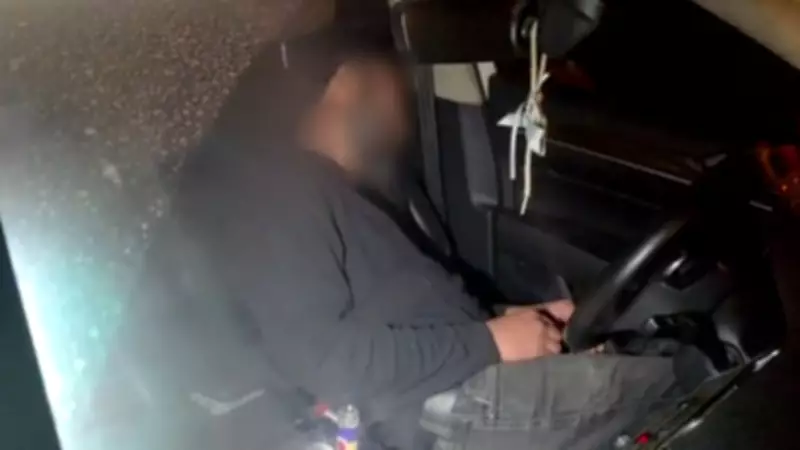 Antalya'da uyuyan sürücüyü uyandırmak için araç beşik gibi sallandı