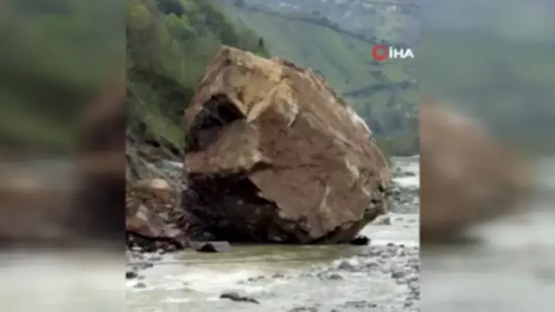 Ardeşen'de Heyelan: Dev Kaya Dere Yatağına İndi, Yol Çalışması Felaketi Önledi