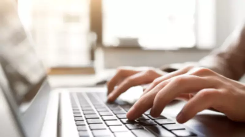 @ İşaretinin 500 Yıllık Sırrı: Daktilodan İnternete Yolculuk