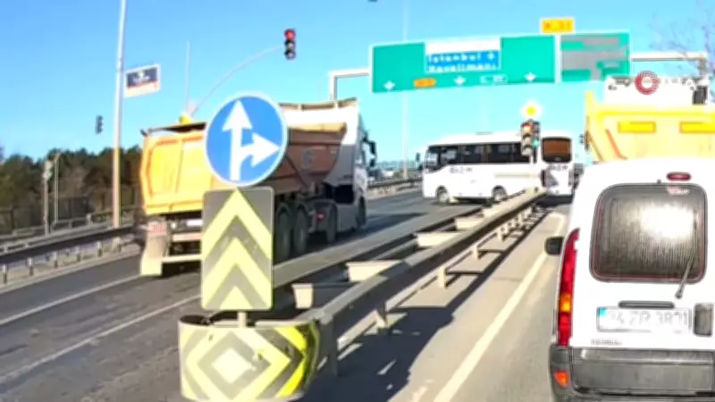 Arnavutköy'de kırmızı ışık ihlali: Hafriyat kamyonu servis aracına çarptı, 1 yaralı