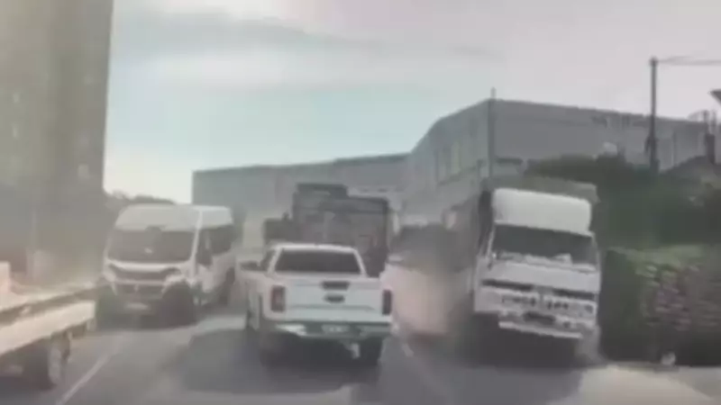 Arnavutköy'de okul servisi ile kamyonet kafa kafaya çarpıştı, kaza anı kamerada