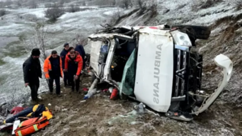 Artvin'de Ambulans Kaygan Yolda Uçuruma Yuvarlandı: 1 Can Kaybı, 4 Yaralı