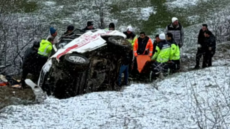 Artvin'de Ambulans Uçuruma Yuvarlandı: Buzlanma Kurbanı Hasta Hayatını Kaybetti