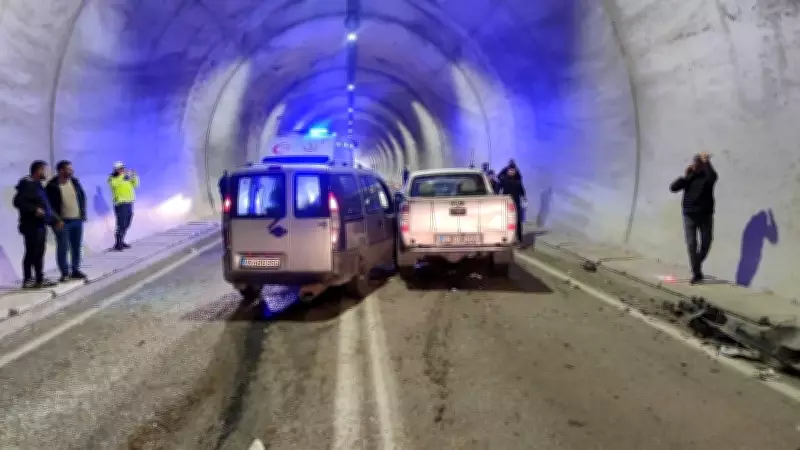 Artvin'de tünelde kafa kafaya çarpışma: 7 yaralı