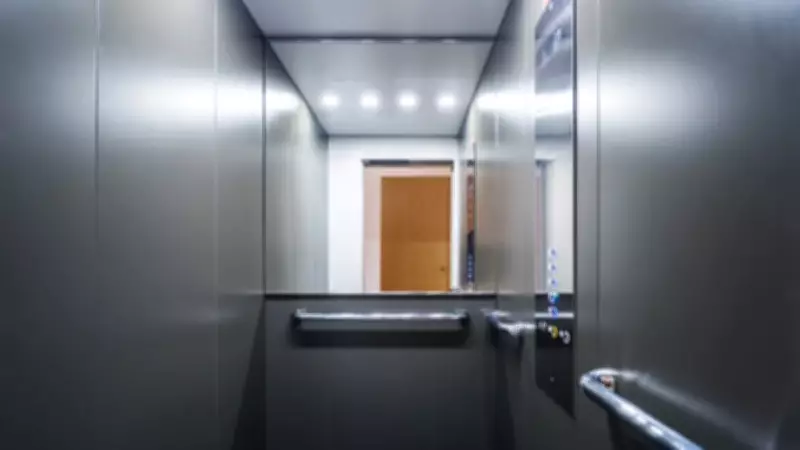 Asansörlerdeki Aynaların Gerçekek Amacı: Klostrofobiyi Azaltmak İçin Tasarım Harikası