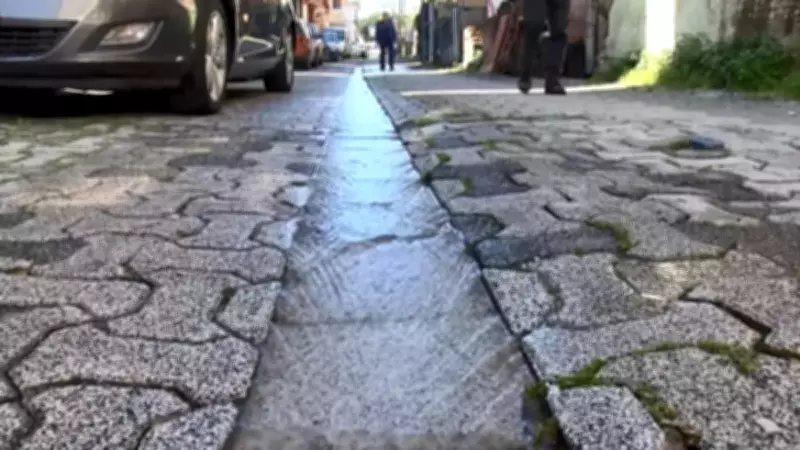 Ataşehir'de şebeke suyu borusu patladı, 1 haftadır akıyor, parası vatandaştan çıkıyor