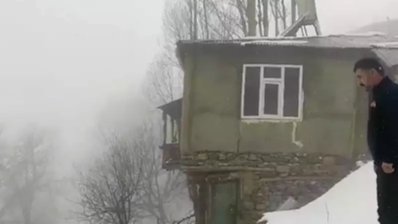 Çatak'ta Toprak Kayması: 2 Katlı Evde Maddi Hasar Meydana Geldi