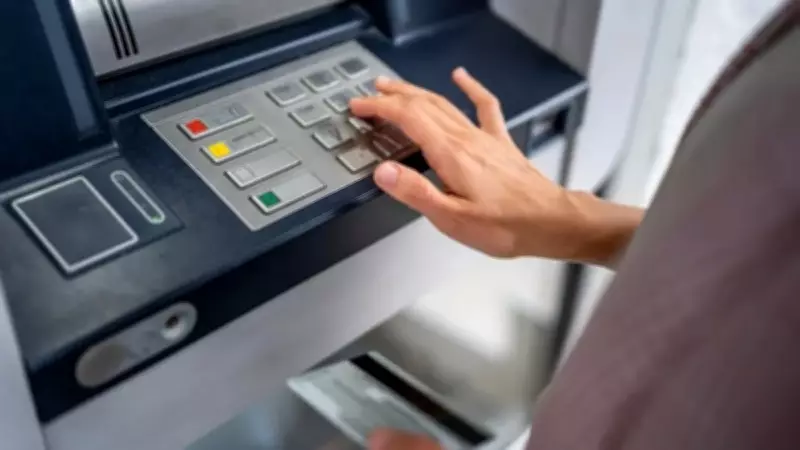 ATM'deki Sarı Tuşun Gizli Güvenlik Görevi: Dolandırıcılığa Karşı Hayat Kurtarıyor!