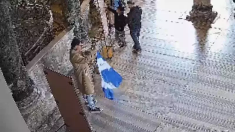 Ayasofya'da Bayrak Provokasyonu: Yabancı Uyruklu 2 Kişi Tutuklandı