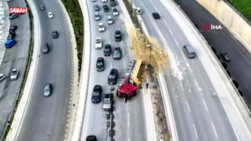 Başakşehir'de Hafriyat Kamyonu Devrildi: Yol Trafiğe Kapandı, Yaralanma Olmadı