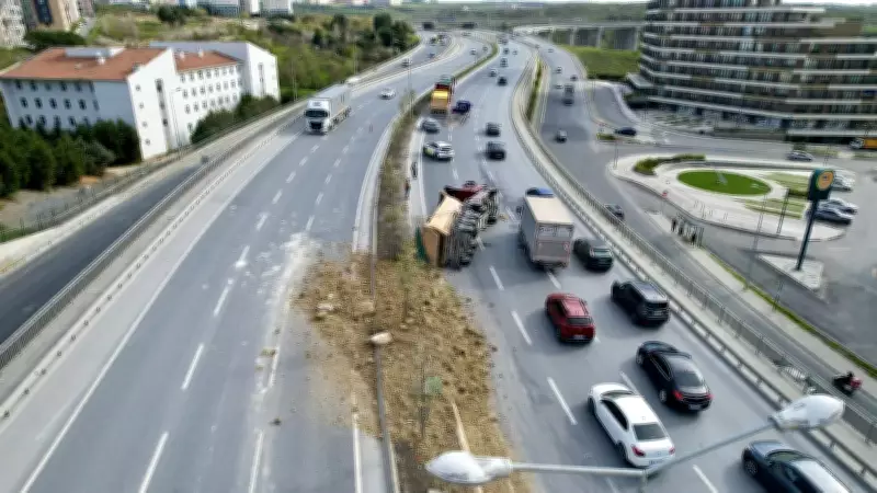 Başakşehir'de Korkutan Kaza: Hafriyat Kamyonu Devrildi, Trafik Felç Oldu