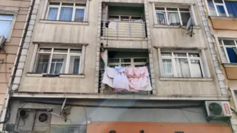 Bağcılar'da 4 yaşındaki çocuk 1. kattan düştü, ağır yaralandı