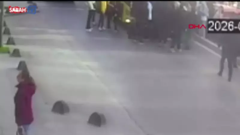 Bağcılar'da 6. sınıf öğrencisine İETT otobüsü çarptı: Kaza anı kamerada