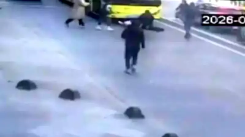 Bağcılar'da Öğrenciye İETT Otobüsü Çarptı: Hafif Yaralı