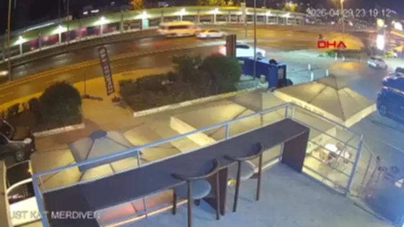 Bakırköy'de otomobil kafeye daldı: 6 yaralı, kaza anı kamerada