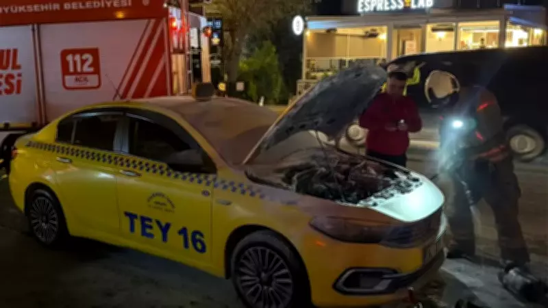 Bakırköy'de seyir halindeki takside yangın paniği