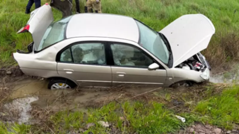 Balıkesir'de Otomobil Araziye Yuvarlandı: 3 Kişi Hafif Yaralandı