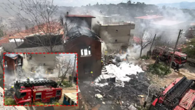 Balıkesir'de Çöp Evde Çıkan Yangın: Zehirli Gaz İtfaiyeyi Zorladı
