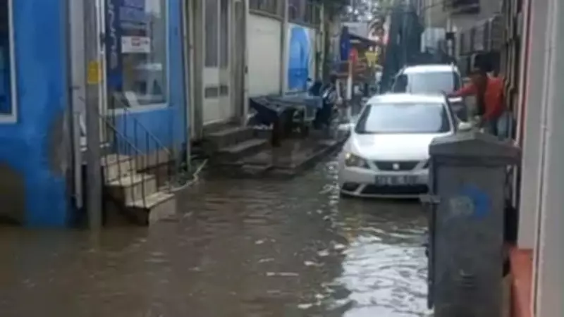 Balıkesir'de Sağanak Felaketi: Ayvalık'ta Cadde ve Sokaklar Göle Döndü