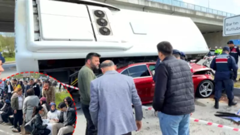 Bartın'da halk otobüsü otomobilin üzerine devrildi, yaralılar var