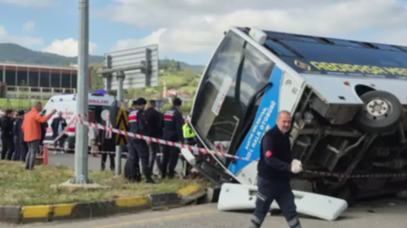 Bartın'da otobüs otomobilin üzerine devrildi: Yaralı öğrenciler var