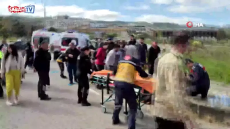Bartın'da öğrenci otobüsü otomobilin üzerine devrildi: 12 yaralı