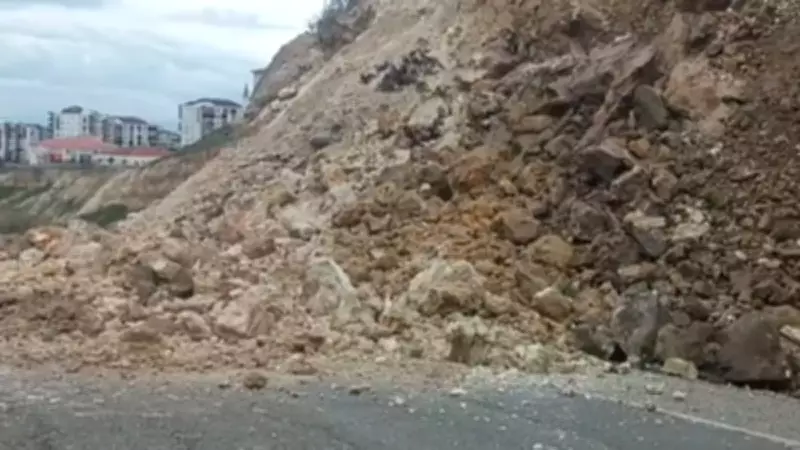 Batman'da Şiddetli Yağışlar Heyelanı Tetikledi: Üniversite Yolu Kısmen Kapandı