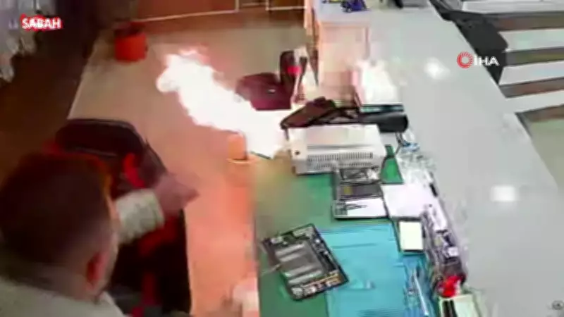 Bayburt'ta Telefon Bataryası Aniden Patladı: Tamirci Korku Dolu Anlar Yaşadı