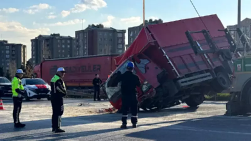 Bayrampaşa'da Korkunç Trafik Kazası: Kamyonet ile Otomobil Çarpıştı, 7 Yaralı