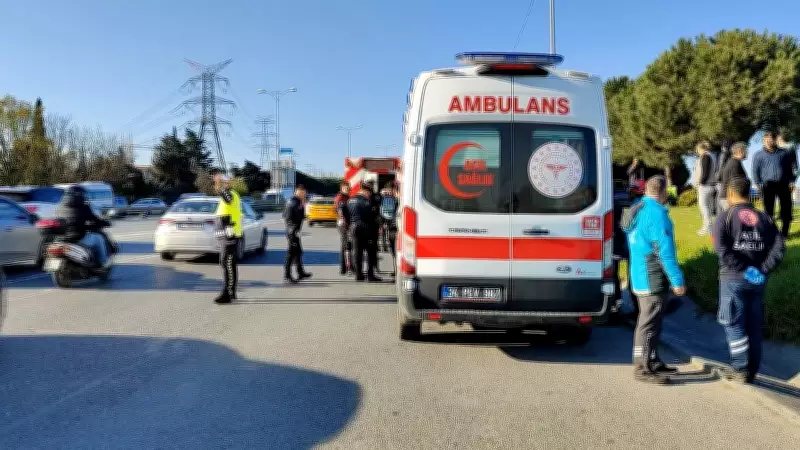 Bayrampaşa'da Makas Atan Araç Kamyona Çarptı, 7 Yaralı