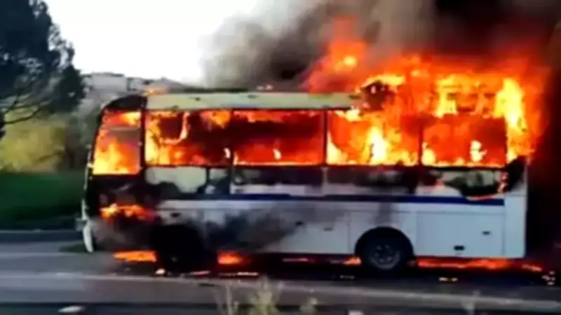 Bayrampaşa'da Servis Midibüsü Seyir Halindeyken Alev Aldı