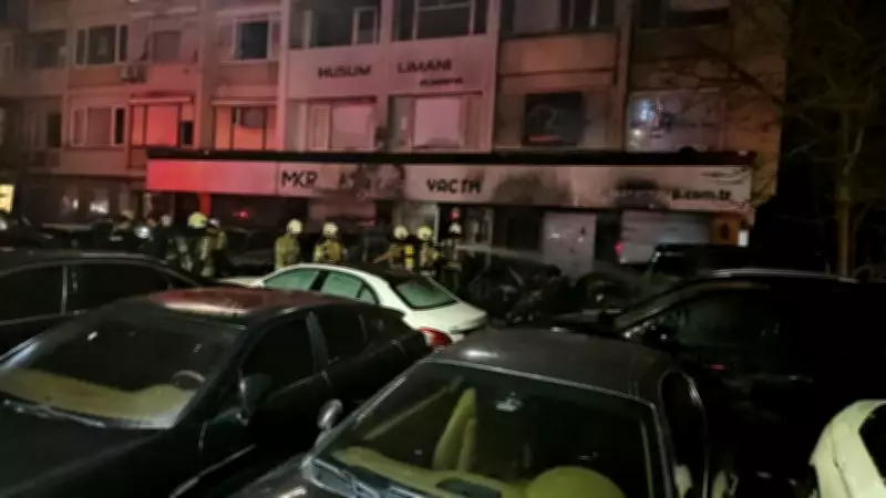 Beşiktaş'ta Araç Kiralama Şirketi Önünde Çıkan Yangında 15 Araç Küle Döndü