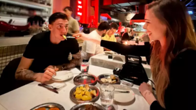 Berke Özer'in Romantik Dileği Gerçek Oldu: Sevgilisi Bıçağın Ucuyla Elma Yedirdi