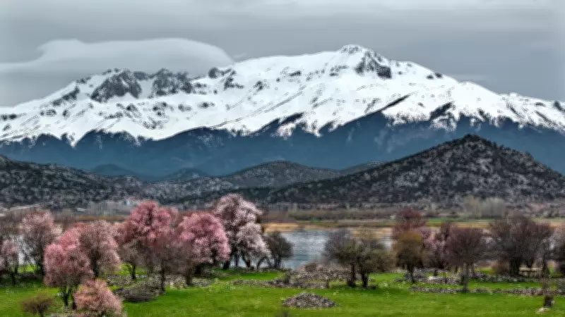 Beyşehir'de İki Mevsim Bir Arada: Karlı Dağlar ve Çiçek Açan Bahar