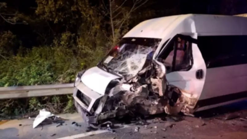 Beykoz'da servis minibüsü otomobille çarpıştı: 11 yaralı