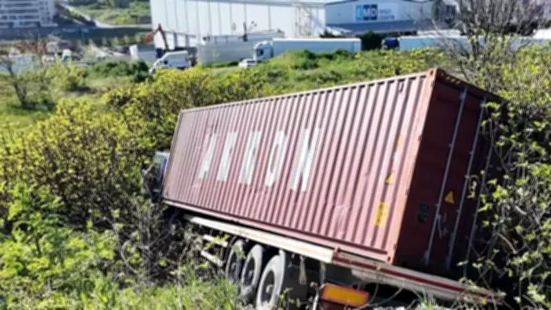 Beylikdüzü'nde tır faciadan dönüldü: Şoför uçuruma yönlendirdi