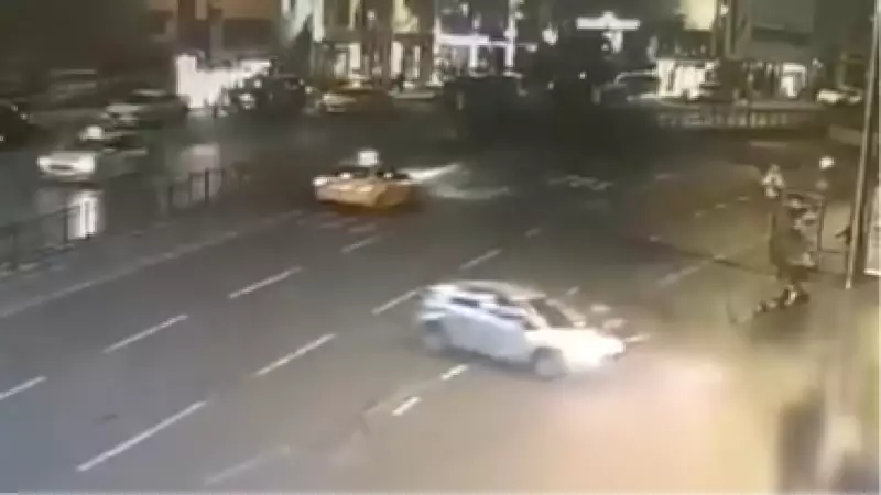 Beyoğlu'nda feci kaza: Otomobilin çarptığı motosiklet durağa daldı, 1 ölü 3 yaralı