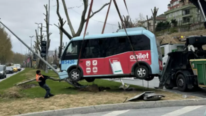 Beyoğlu'nda Minibüs Bariyerlere Çarptı: 5 Kişi Yaralandı