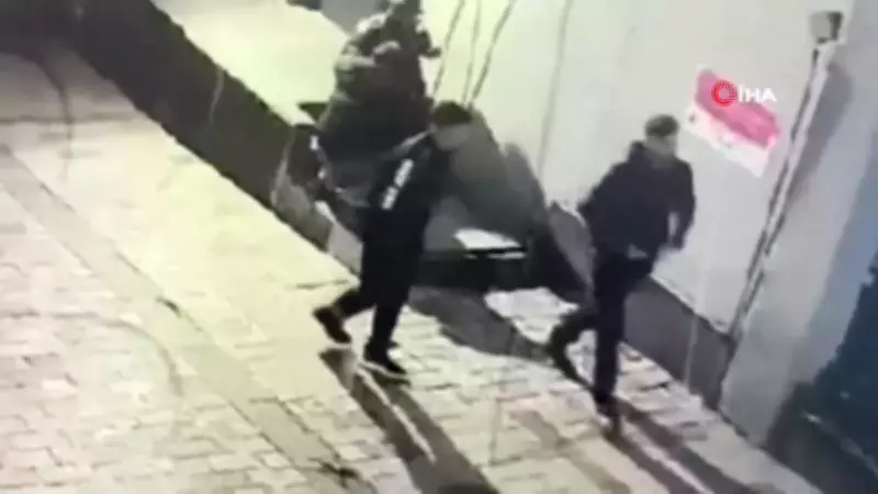 Beyoğlu'nda 'Yardım' Kılıfıyla Yankesicilik: İki Şüpheli Suçüstü Yakalandı