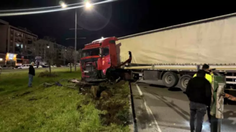 Bingöl'de tır refüje girdi: Şans eseri yaralanan olmadı